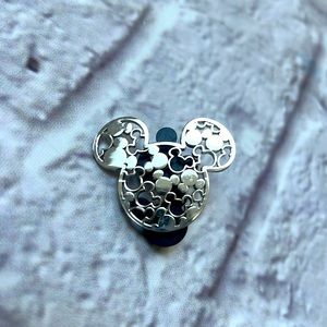 Disney trading pin silver Mickey design